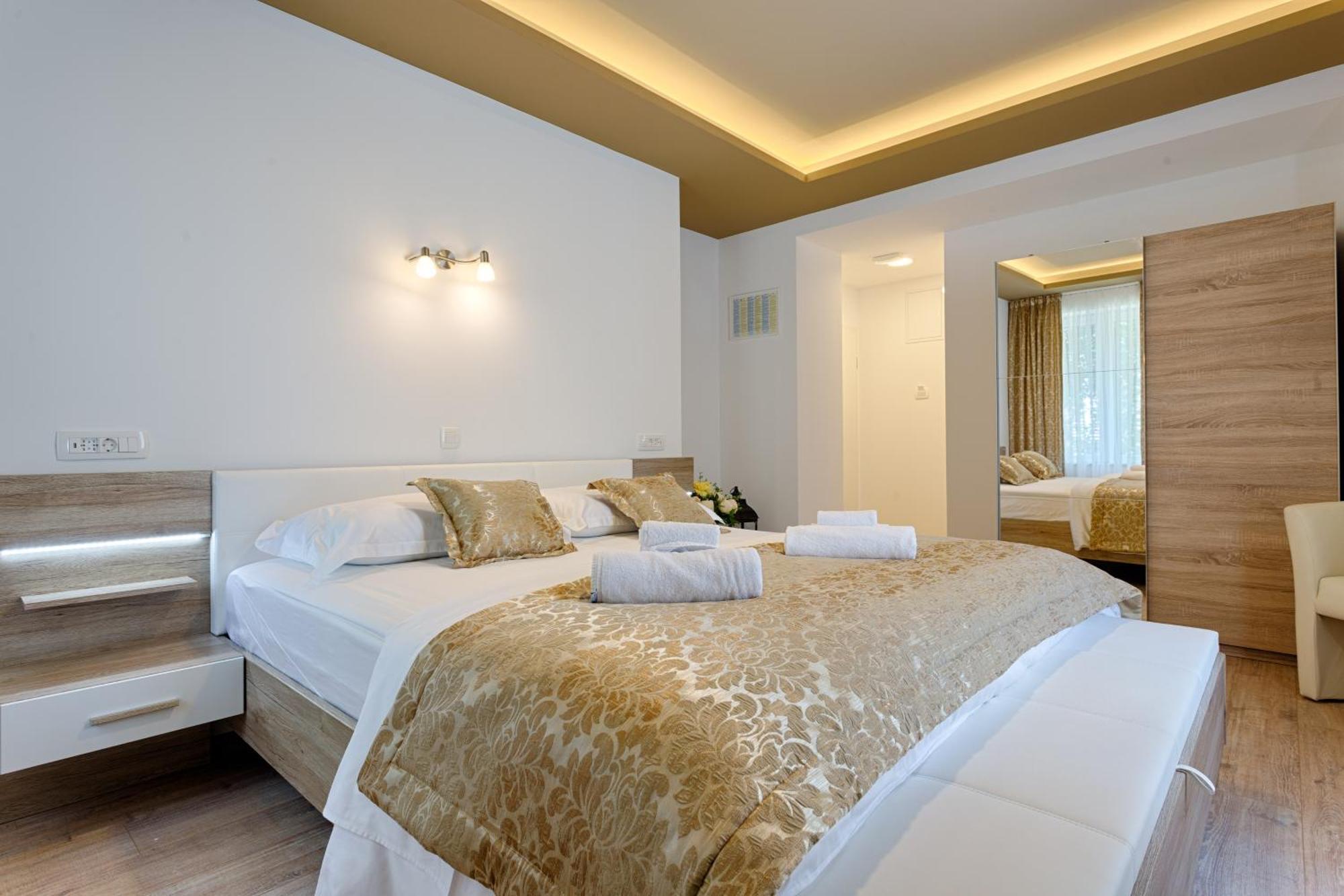 Luxury Rooms Floramye (Adults Only) Split Exterior photo